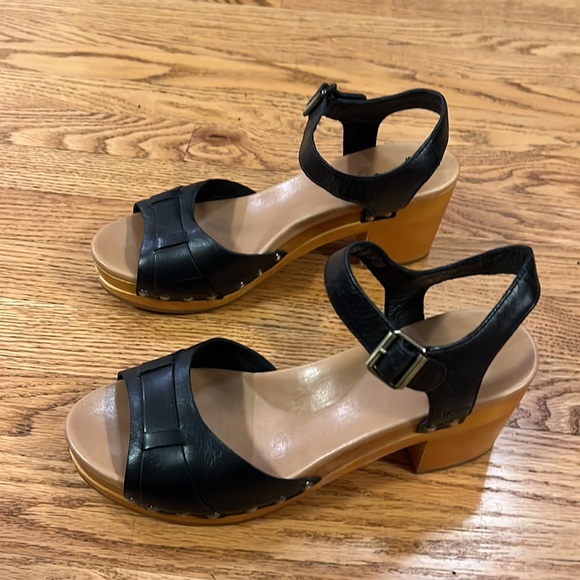 UGG Sandals 9 - Picture 3 of 5